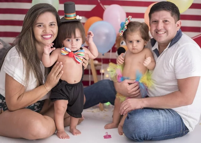 Elaine Almeida con su esposo y sus dos hijos mellizos, ya más grandes.